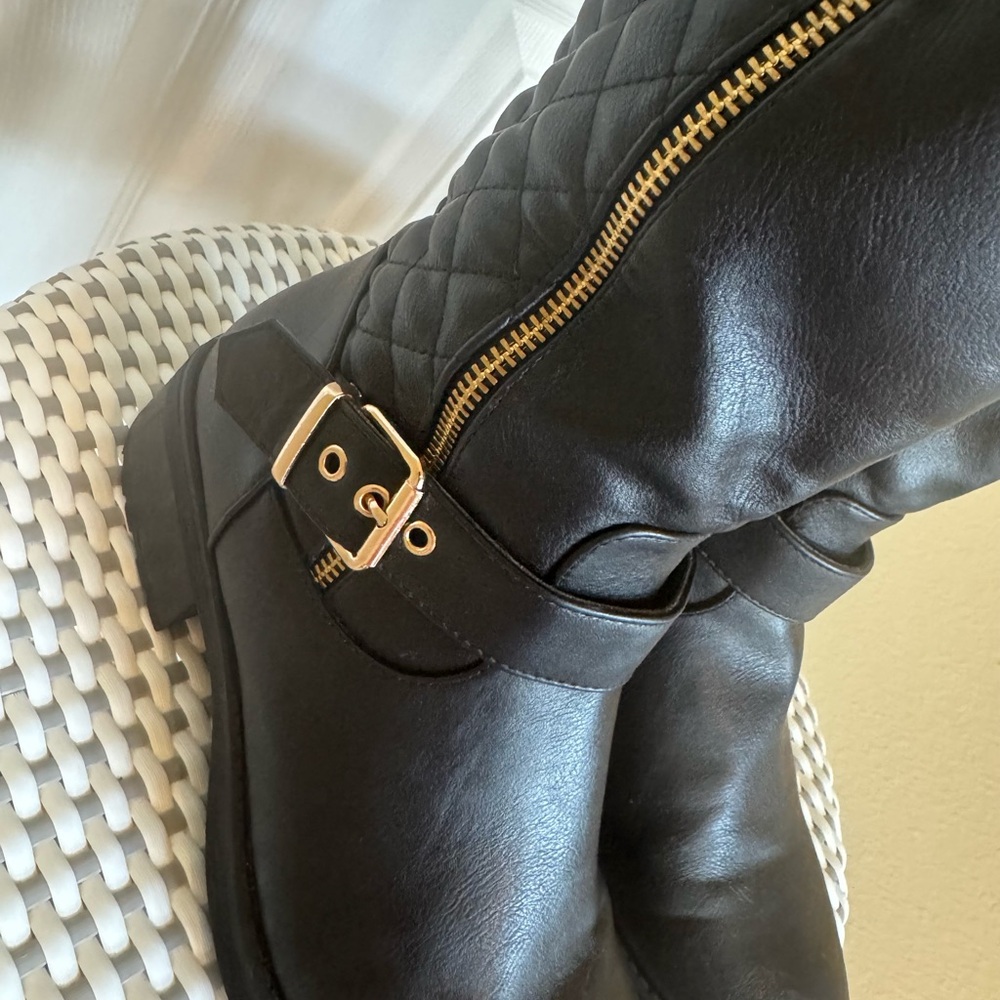 Comfortable classic black boot with gold hardware sz 7.5 - Picture 8 of 16